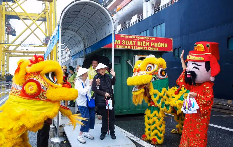 Des touristes du navire Westerdam sont venus visiter Ha Long le 4 janvier. Photo : hanoimoi.com.vn