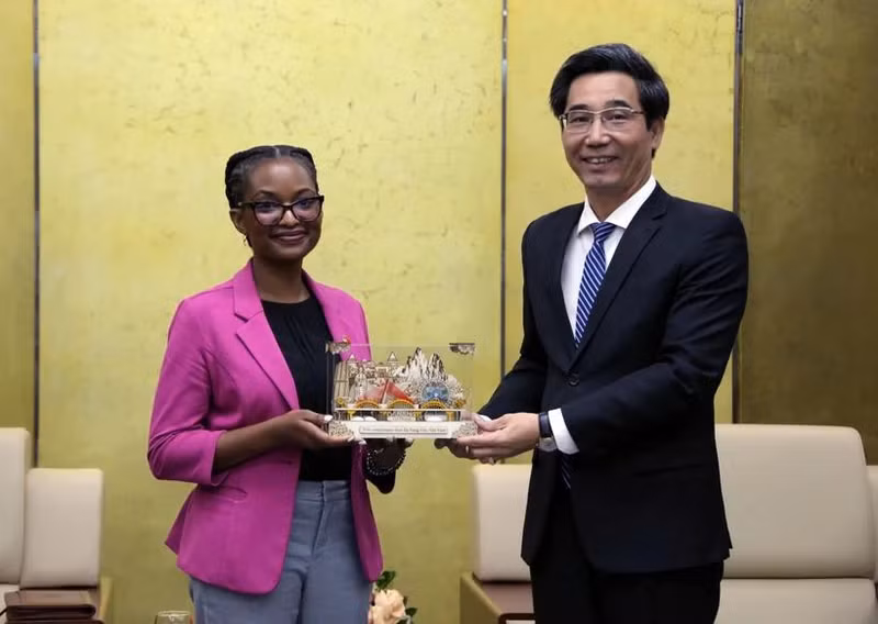 Shelby Smith-Wilson, secrétaire adjointe principale, responsable du Bureau des affaires internationales de stupéfiants et d'application de la loi, relevant du Département d'État des États-Unis, et le vice-président du Comité populaire de Da Nang, Tran Chi Cuong. Photo : VNA.
