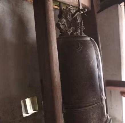 La pagode possède également une ancienne cloche pesant 180 kg, décorée de caractère chinois, qui a été moulé pendant la dynastie Le. La cloche a été volée et perdue à plusieurs reprises. Actuellement, la pagode conserve encore de nombreux objets rares. Photo : VOV