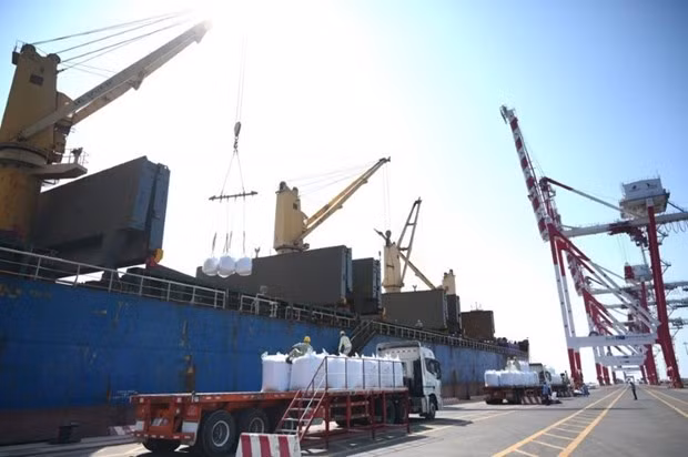Le port international de Long An donne le coup d’envoi de l’exportation de 15.000 tonnes de PP. Photo : VNA