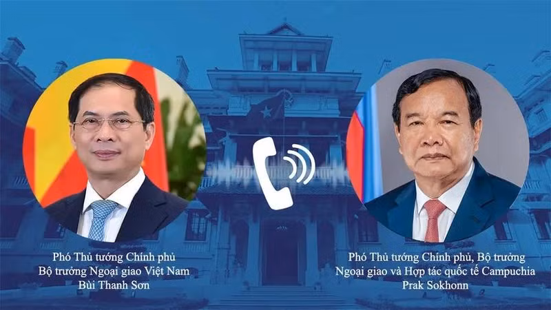 Le vice-Premier ministre et ministre vietnamien des Affaires étrangères Bui Thanh Son (gauche) a eu le 12 décembre une conversation téléphonique avec le vice-Premier ministre cambodgien et ministre des Affaires étrangères et de la Coopération internationale Prak Sokhonn. Photo : VNA.