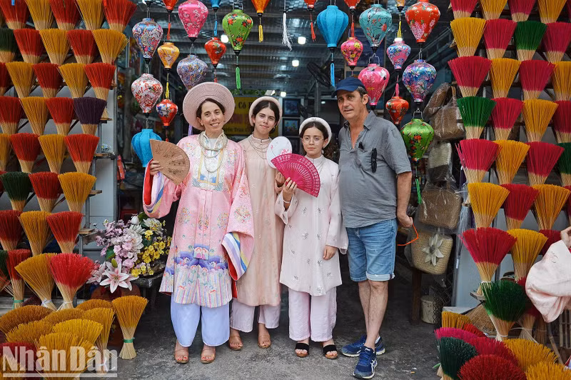 Le village attire également de nombreux touristes étrangers.