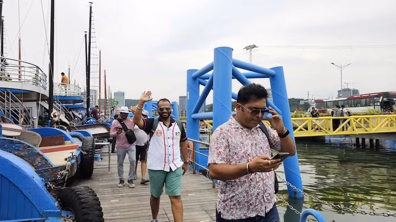 Ce premier groupe a visité la baie d’Ha Long à bord de 33 navires. Photo : NDEL. Ce premier groupe a visité la baie d’Ha Long à bord de 33 navires. Photo : NDEL.