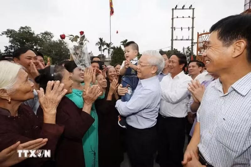 Le secrétaire général Nguyên Phu Trong avec des habitants du village de Thuong Diên, commune de Vinh Quang, district de Vinh Bao, ville de Hai Phong. Photo : VNA.