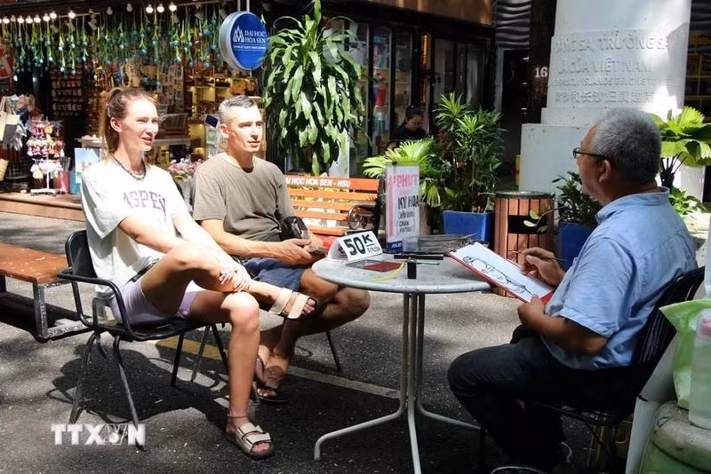 Des touristes étrangers à Hô Chi Minh-Ville. Photo : VNA.