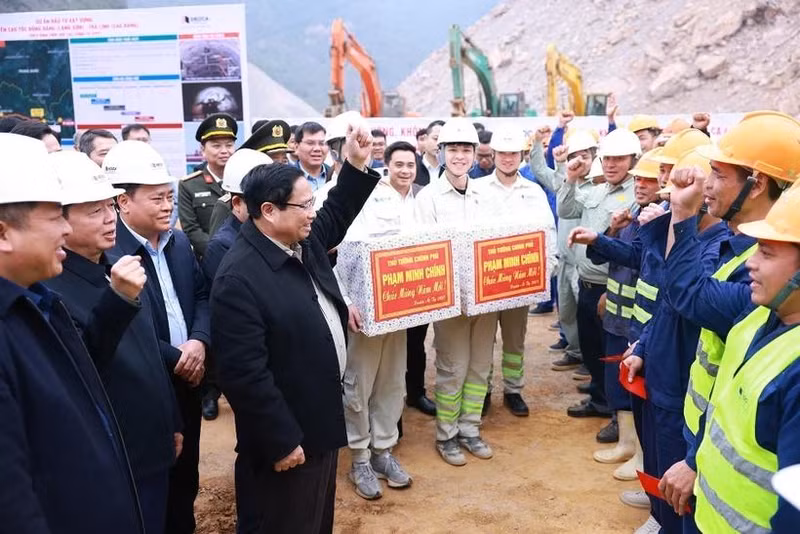 Le Premier ministre Pham Minh Chinh présente ses vœux du Têt aux unités de construction du projet d’autoroute Dong Dang (Lang Son) - Tra Linh (Cao Bang). Photo : VNA