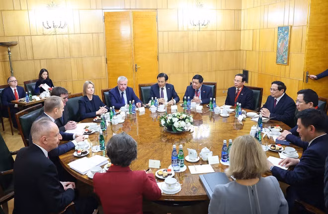 Lors des entretiens entre le Premier ministre vietnamien Pham Minh Chinh et son homologue polonais Donald Tusk, à Varsovie, en Pologne, le 16 janvier. Photo: VNA Lors des entretiens entre le Premier ministre vietnamien Pham Minh Chinh et son homologue polonais Donald Tusk, à Varsovie, en Pologne, le 16 janvier. Photo: VNA