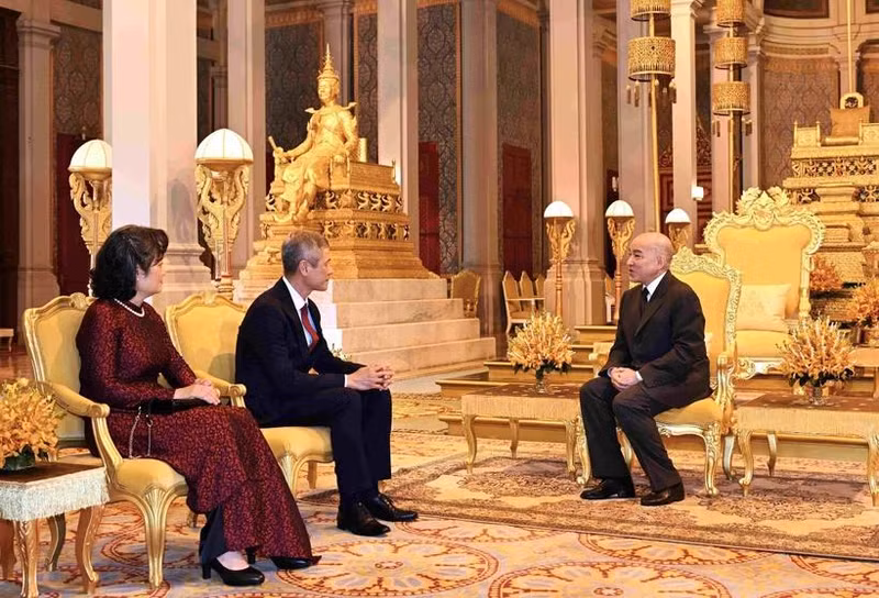 Le nouvel ambassadeur du Vietnam Nguyên Minh Vu (gauche) et le Roi cambodgien Norodom Sihamoni. Photo : VNA.