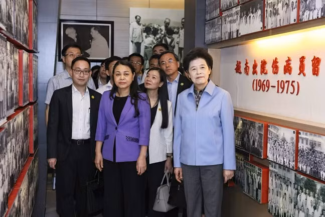 La délégation en visite de l'hôpital Nan Xi Shan. Photo : thoidai.com.vn