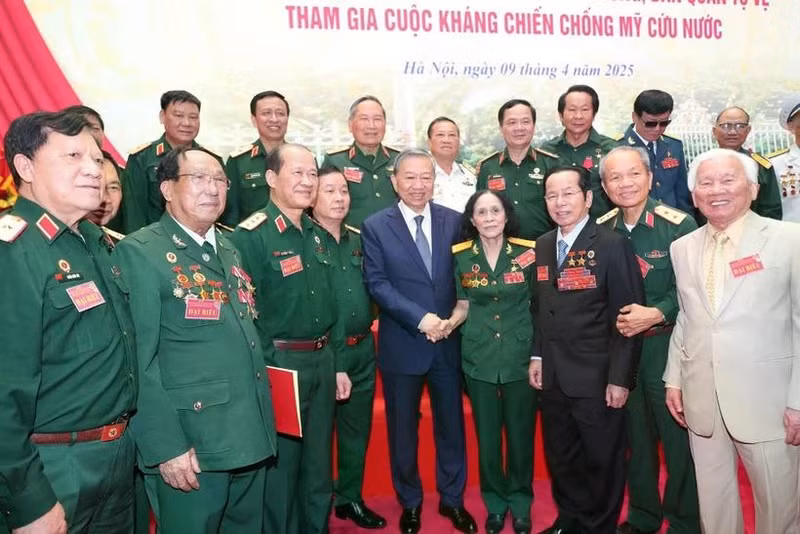 Le secrétaire général du Parti, Tô Lâm, et d'anciens combattants lors de l'événement. Photo : VNA.