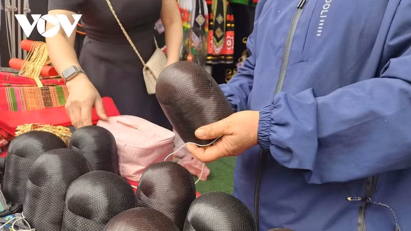 Le chignon traditionnel « tang cau » est un article très prisé des acheteurs.