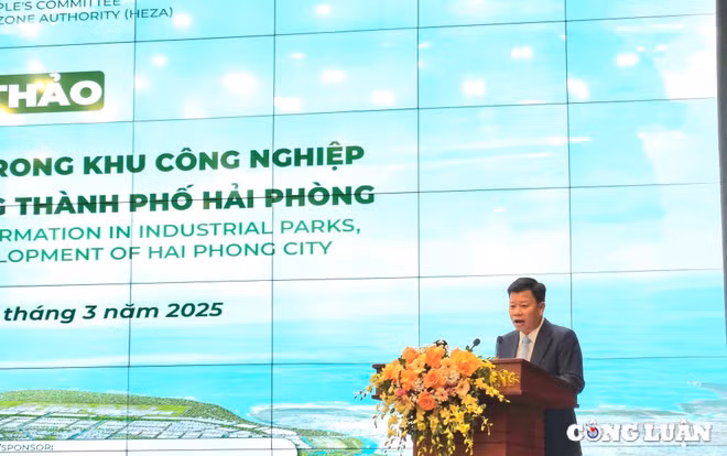 Le Trung Kien, membre du Comité permanent du Comité du Parti de Hai Phong et chef du Conseil de gestion de la zone économique de Hai Phong, a pris la parole lors de l'atelier. Photo : congluan.