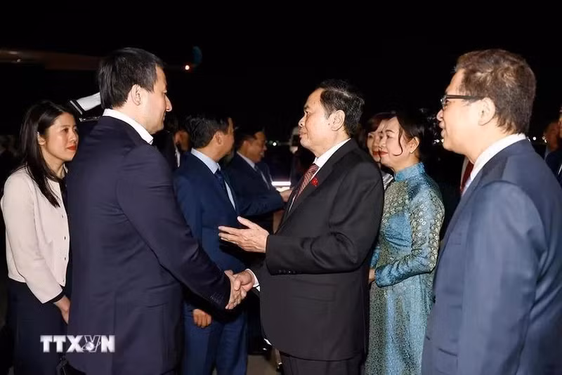 Le président de l'Assemblée nationale Tran Thanh Man (droite) et son épouse et le vice-Premier ministre ouzbek Jamshid Khodjaev et des délégués. Photo : VNA.