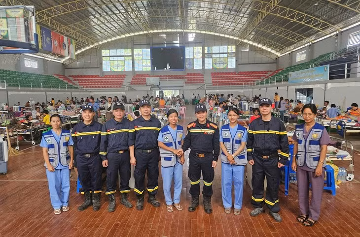 Des secouristes du ministère vietnamien de la Sécurité publique aux côtés de personnels médicaux birmans. Photo : VOV.