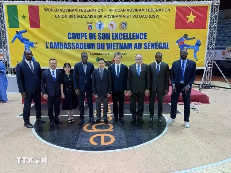 L'ambassadeur du Vietnam en Algérie et au Sénégal, Tran Quoc Khanh (au centre), sur une photo de groupe lors de la récente Coupe annuelle de Vovinam des ambassadeurs organisée au Sénégal. Photo : VNA.