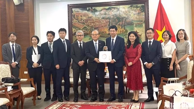Le vice-ministre vietnamien de la Culture, des Sports et du Tourisme, Ho An Phong et la délégation de l’Institut japonais de recherche sur les transports et le tourisme, le 22 mai à Hanoi. Photo : NDEL 