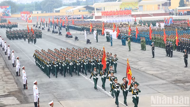 Des gardes-frontières masculins lors d'une séance d'entraînement des 36 blocs de forces armées participant au défilé célébrant le 50e anniversaire de la Libération du Sud et de la Réunification nationale (30 avril 1975 - 30 avril 2025), le 16 avril 2025 à l'aéroport de Bien Hoa (Dong Nai). Photo : NDEL