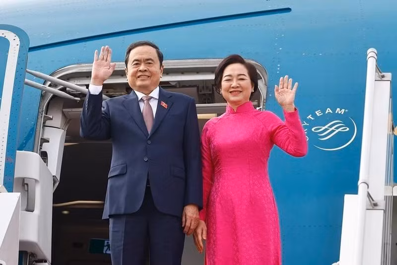 Le président de l'Assemblée nationale, Tran Thanh Man, son épouse, Nguyen Thi Thanh Nga quittent Erevan le 5 avril au matin (heure locale) pour l'Ouzbékistan, où ils participeront à la 150e Assemblée de l'Union interparlementaire (UIP-150). Photo : VNA.