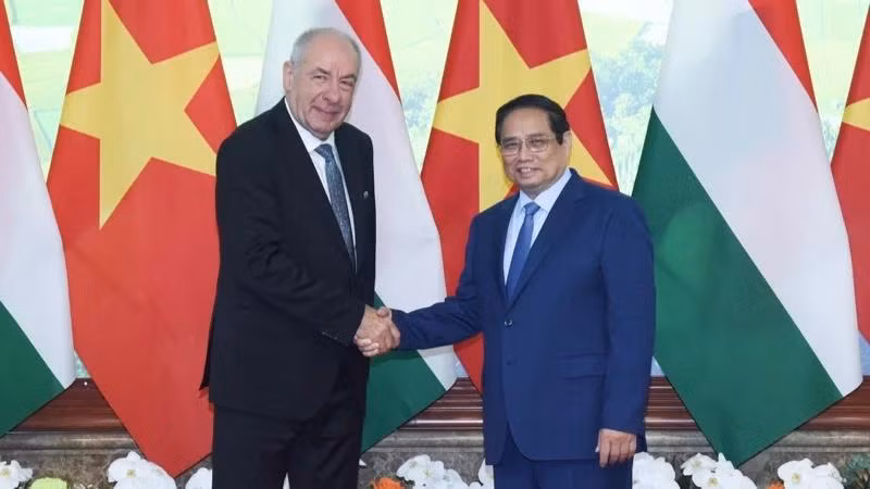 Le Premier ministre Pham Minh Chinh (droite) et le président hongrois, Sulyok Tamas. Photo : NDEL.