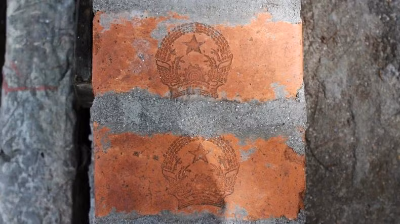 L'emblème national sacré est imprimé sur les murs de briques rouges.