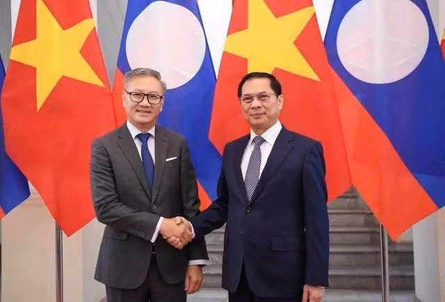 Le vice-Premier ministre et ministre des Affaires étrangères (AE), Bui Thanh Son (à droite) et le ministre lao des AE, Thongsavanh Phomvihane. Photo : VNA