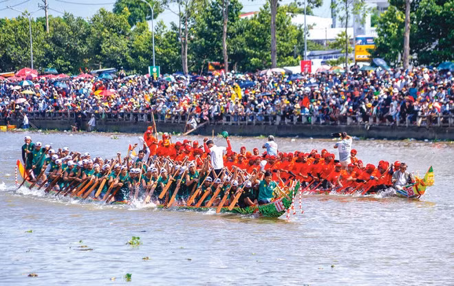 La course de "ghe ngo" (pirogues) des Khmers est l’une des attractions touristiques originales de Soc Trang. Photo : VNA