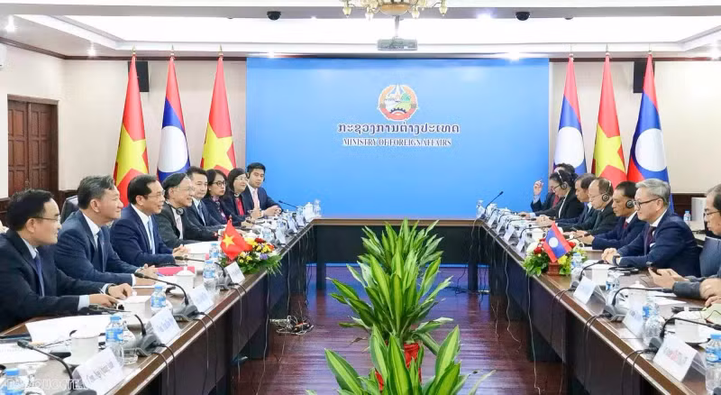 La 11e consultation politique au niveau des ministres des Affaires étrangères du Vietnam et du Laos, le 16 décembre 2024 à Vientiane. Photo : baoquocte.vn