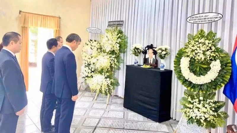Une délégation de la ville de Da Nang, conduite par Le Trung Chinh, vice-secrétaire du Comité municipal du Parti et président du Comité populaire municipal, s'est rendue au consulat général du Laos pour rendre hommage à Khamtay Siphandone, ancien président du Comité central du Parti populaire révolutionnaire lao (PPRL) et ancien président du Laos, décédé le 2 avril. Photo : VNA.