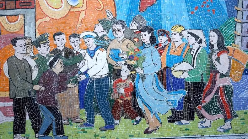 Les peintures en céramique soulignent la solidarité et l’unité de l’armée et du peuple.