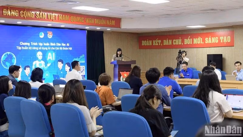 Le programme de formation populaire à l’IA, lancé par l’Union de la jeunesse communiste Hô Chi Minh, fait partie de l’initiative « AI Education for Vietnam ». Photo : NDEL