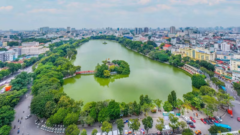 Le lac de Hoan Kiem (Épée restituée), arrondissement de Hoan Kiem, au centre-ville de Hanoï. Photo : https://vietnamfinance.vn/