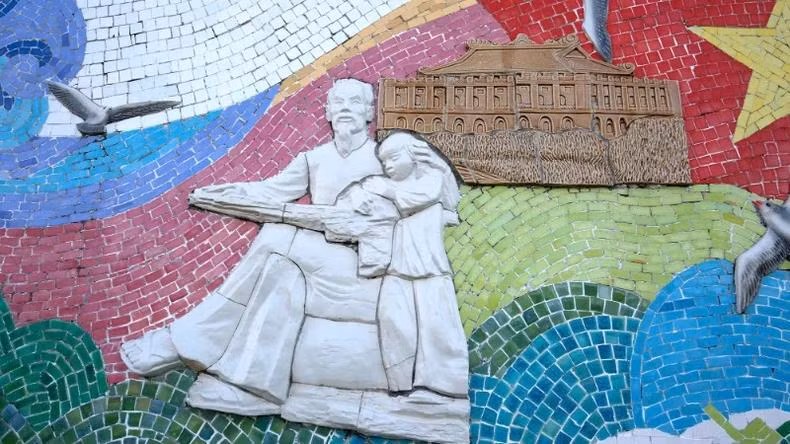 L’image de l'Oncle Hô avec un enfant.
