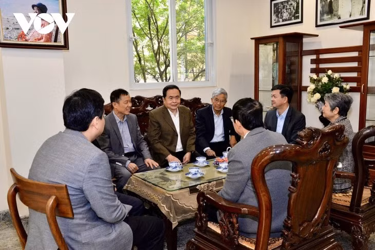 Trân Thanh Mân rend visite à la famille du défunt président de l'Assemblée nationale, Lê Quang Dao. Photo: VOV
