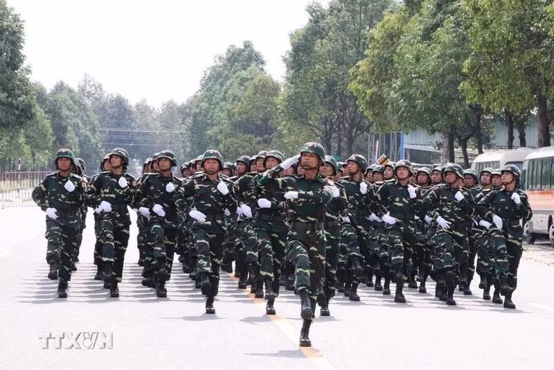 Des troupes cambodgiennes et lao répètent à Binh Duong pour le 50e anniversaire de la Réunification du Vietnam. Photo : VNA.