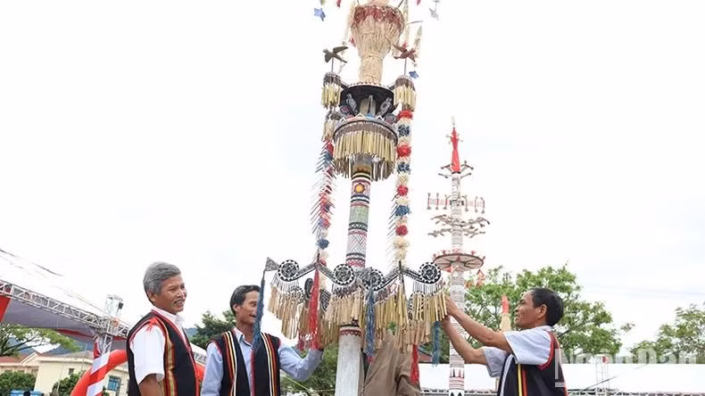 L’arbre Neu de l'ethnie Co est un élément décoratif unique, exemple typique de l'art visuel populaire des vastes régions de Truong Son et des Hauts Plateaux du Centre. Photo : NDEL.