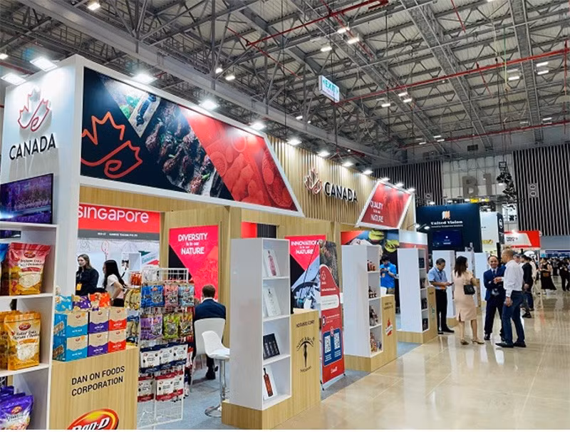 Un stands d'entreprises canadiennes participant à l'exposition Food Hotel Vietnam 2022. Photo : baoquocte.vn