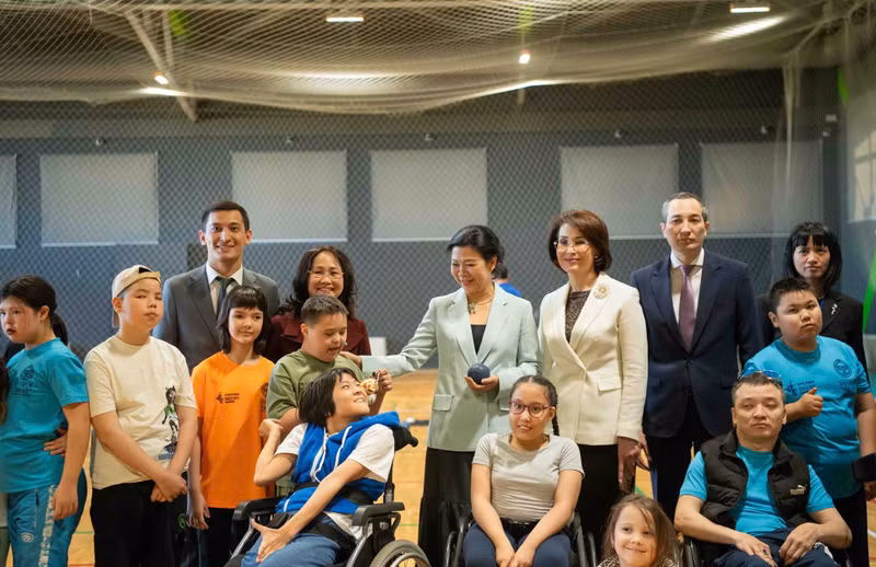 L'épouse du secrétaire général du PCV To Lam visite le Centre d'entraînement paralympique du Kazakhstan. Photo : vietnamnet.vn