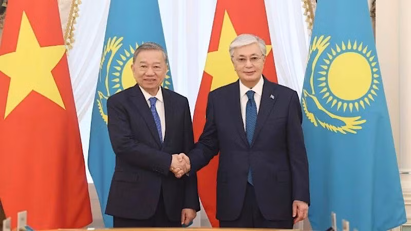 Le président du Kazakhstan, Kassym-Jomart Tokaïev (droite), et le secrétaire général du Parti communiste du Vietnam (PCV), To Lam (à gauche). Photo : NDEL.