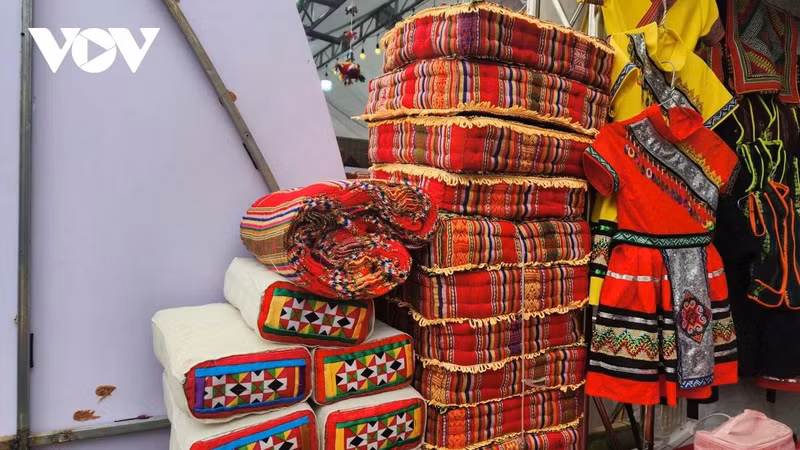 Des oreillers, des foulards et des coussins, soigneusement confectionnés et colorés, sont présentés aux visiteurs.