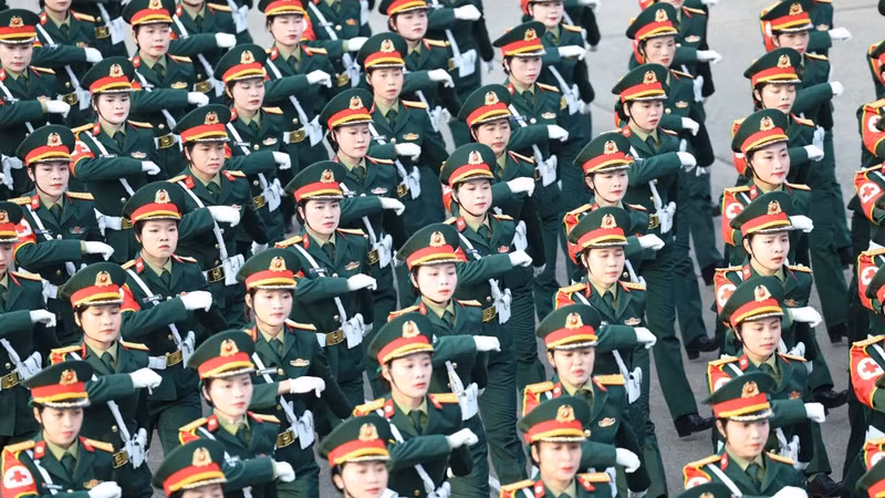 Des femmes médecins militaires lors d'une séance d’entraînement des 36 forces armées participant au défilé célébrant le 50e anniversaire de la Libération du Sud et de la Réunification nationale (30 avril 1975 - 30 avril 2025), le 16 avril 2025 à l'aéroport de Bien Hoa (Dong Nai). Photo : NDEL