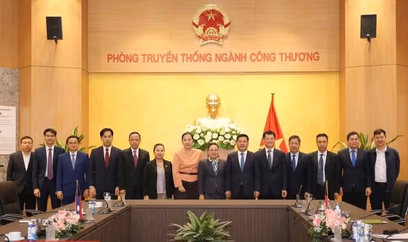 Le ministre vietnamien de l’Industrie et du Commerce, Nguyên Hông Diên, reçoit l’ambassadrice du Laos au Vietnam, Mme Khamphao Ernthvanh. Photo : VNA.