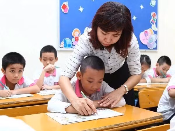 Le Politburo annonce une exemption de frais de scolarité pour les élèves de la maternelle au lycée dans le système scolaire public. Photo : VNA.