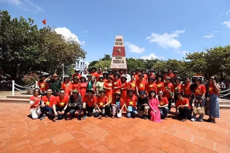 Une délégation de Vietnamiens d’outre-mer en visite du district insulaire de Truong Sa en 2024. Photo : baoquocte.vn