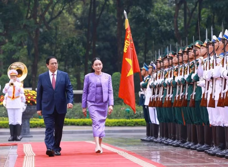 La cérémonie d'accueil de la PM thaïlandaise en visite officielle au Vietnam. Photo : VNA.