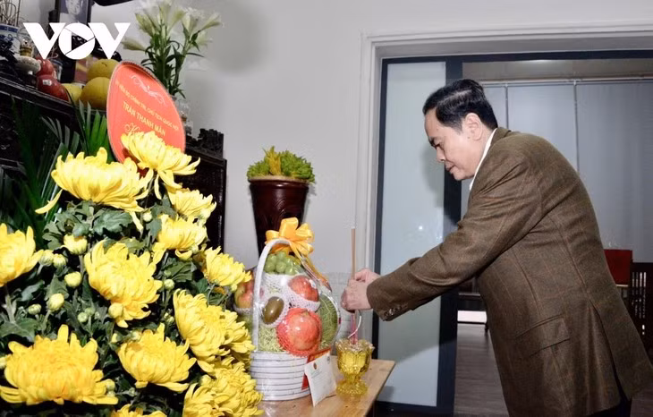 Trân Thanh Mân rend hommage au regretté secrétaire général Nguyên Phu Trong. Photo: VOV
