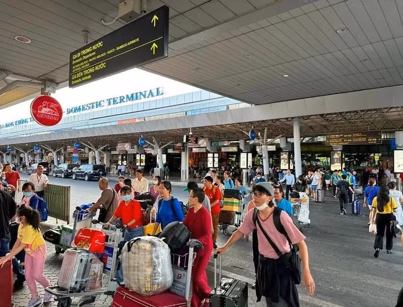 A l'aéroport de Tan Son Nhat. Photo : VNA