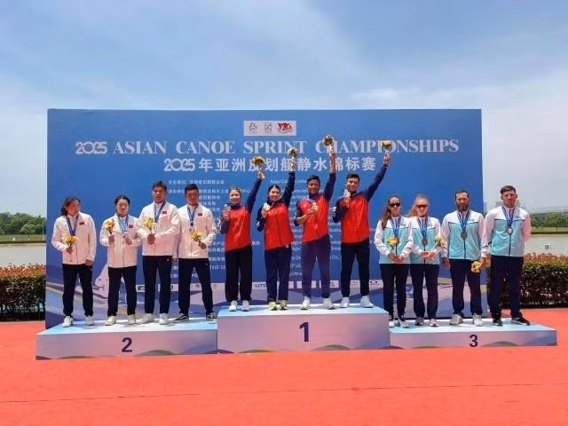 L'équipe vietnamienne remporte la médaille d'or dans l'épreuve mixte C4 hommes-femmes. Photo : thethao247.vn
