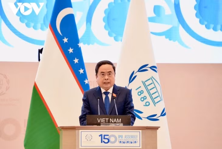 Le président de l'Assemblée nationale Trân Thanh Mân prononce un discours lors de la session plénière de l'UIP-15. Photo : VOV.