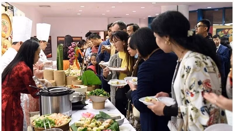 Des convives font la queue pour déguster des plats vietnamiens lors de la « Journée du Vietnam en Arabie Saoudite 2024 ». Photo : VNA.