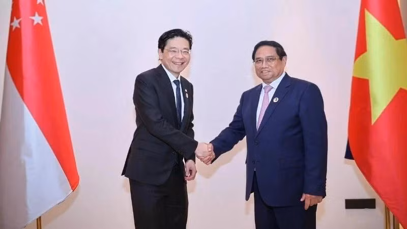 Le Premier ministre vietnamien Pham Minh Chinh (à droite) et son homologue singapourien Lawrence Wong lors de leur premier entretien dans le cadre de la réunion annuelle entre les deux Premiers ministres, à l'occasion de leur participation aux 44e et 45e sommets de l'ASEAN en octobre 2024. Photo : VGP.